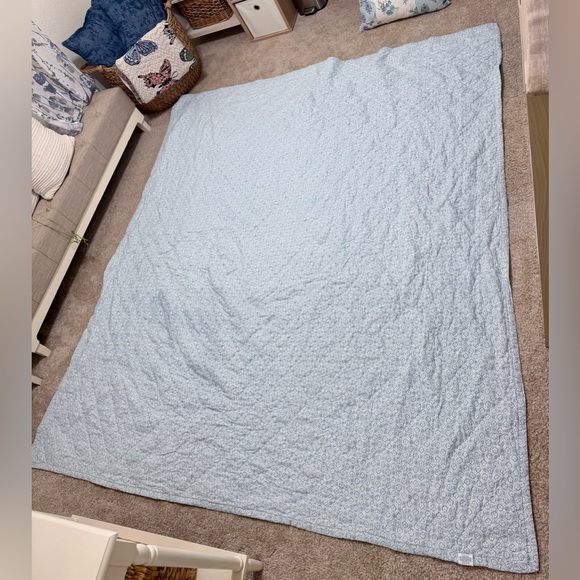 Simply Shabby Chic Patchwork Full/Queen Quilt and Throw Pillow - Picture 2 of 11